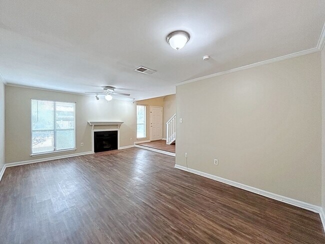 Foto del edificio - Prime 3 Bed, 2.5 Bath with Fireplace & Fenced Patio!