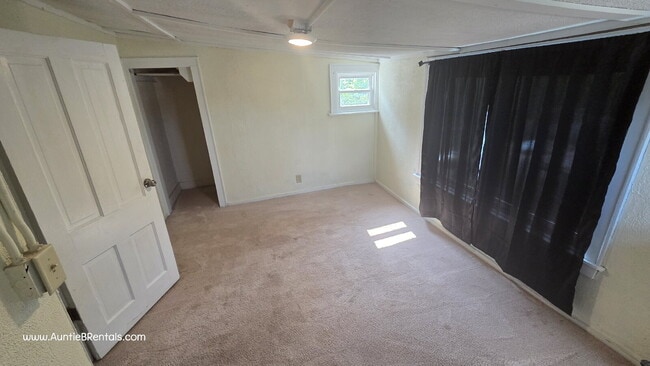 Building Photo - 3 bed with office, upper level Duplex pets...