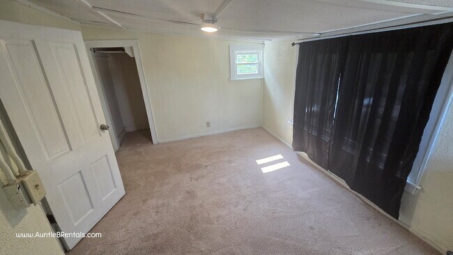 Building Photo - 3 bed with office, upper level Duplex pets...