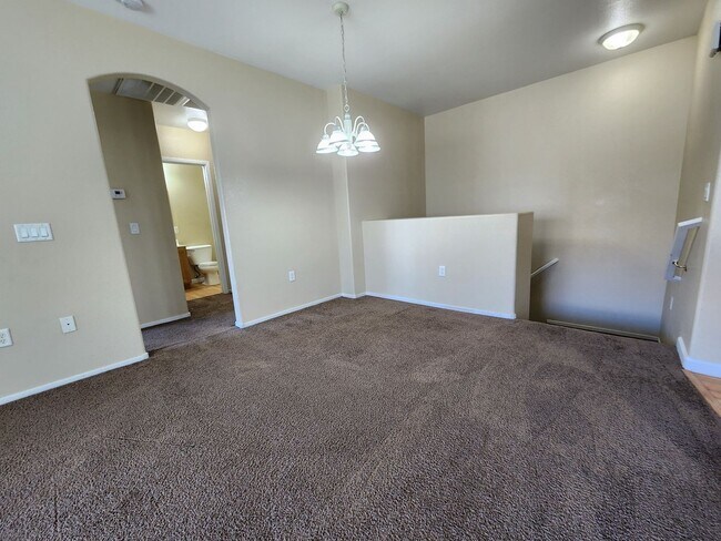Building Photo - Beautiful 2 Bed 2 Bah Condo in Gated Commu...