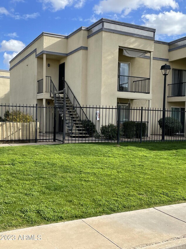 Foto principal - 740 W Elm St