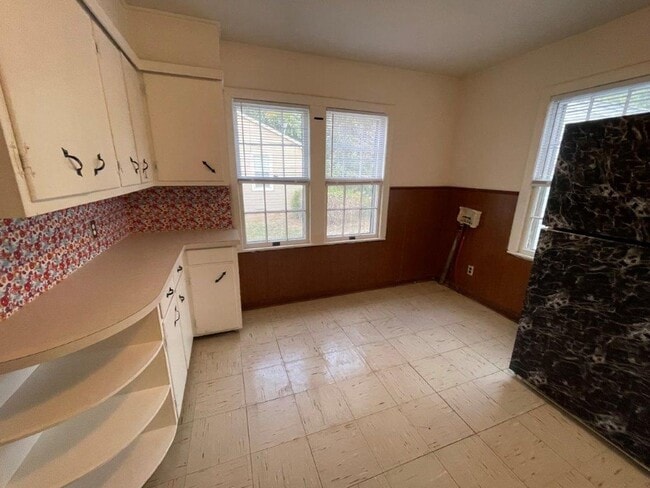 Building Photo - 2 bed 1&1/2 bath, detached garage in Norman