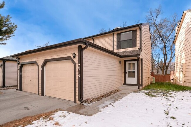 Building Photo - Charming Two-Story Townhome with Finished ...