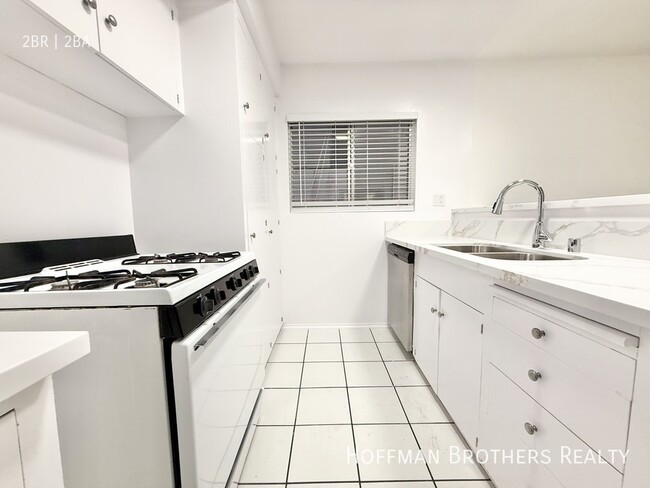 Building Photo - 337 S Elm Dr