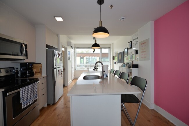 Building Photo - 4312 Av. Papineau