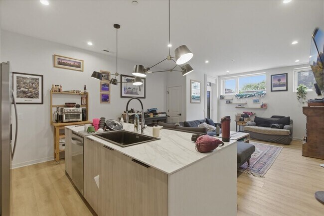 Foto del edificio - 4177 W Belmont Ave