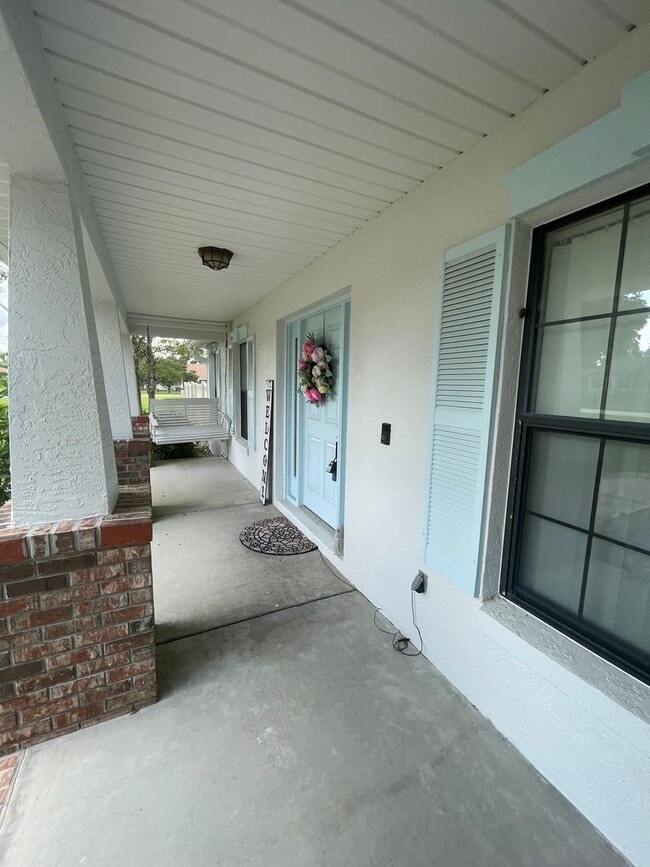 Foto del edificio - Spacious 4-Bedroom Pool Home – 2 Primary S...