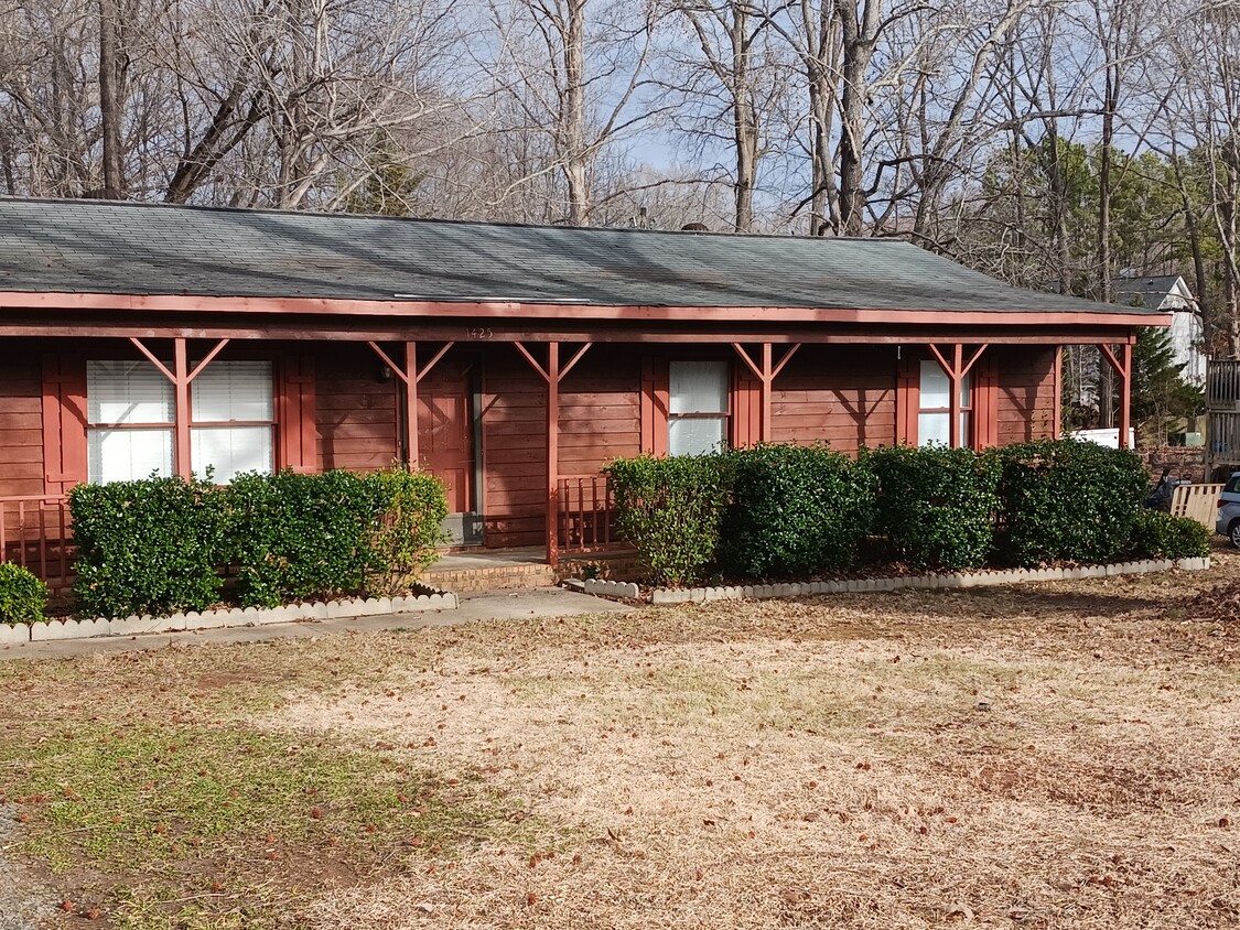 Primary Photo - 1425 Sharon Dr