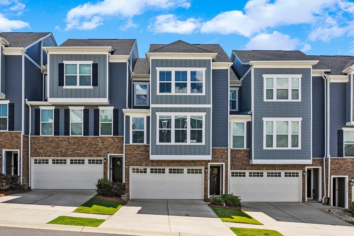 Primary Photo - Gorgeous 4 bed 3.5 bath in Trinity Townes ...