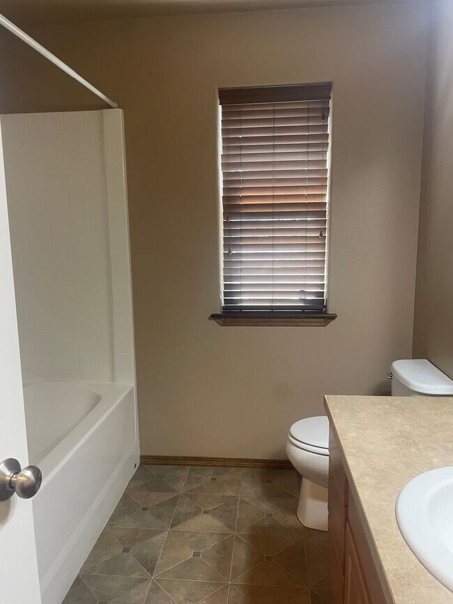 Building Photo - Beautiful Home available Mid November