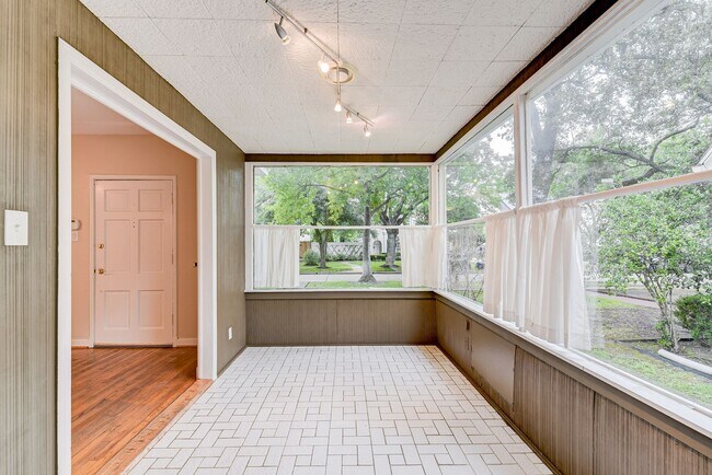 Building Photo - Charming residence nestled near Rice Village