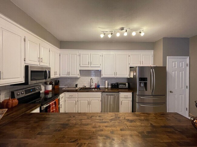 Foto del edificio - Wakefield Subdivision!  End Unit.