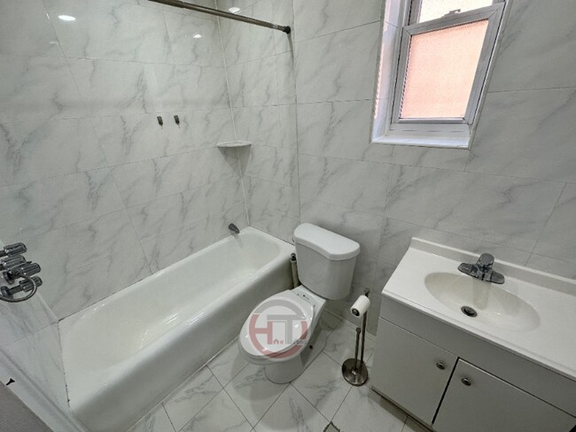 Foto del edificio - 2440 Laconia Ave