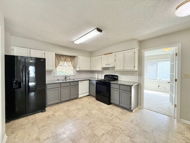 Building Photo - 825 Rawls Dr