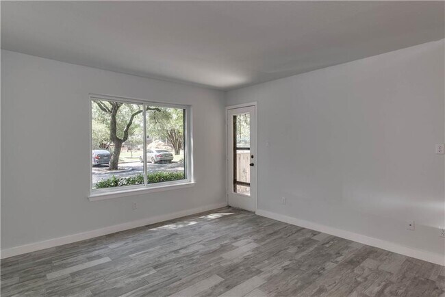 Foto del edificio - 8210 Bent Tree Rd