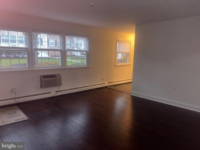 Building Photo - 403 S Main St