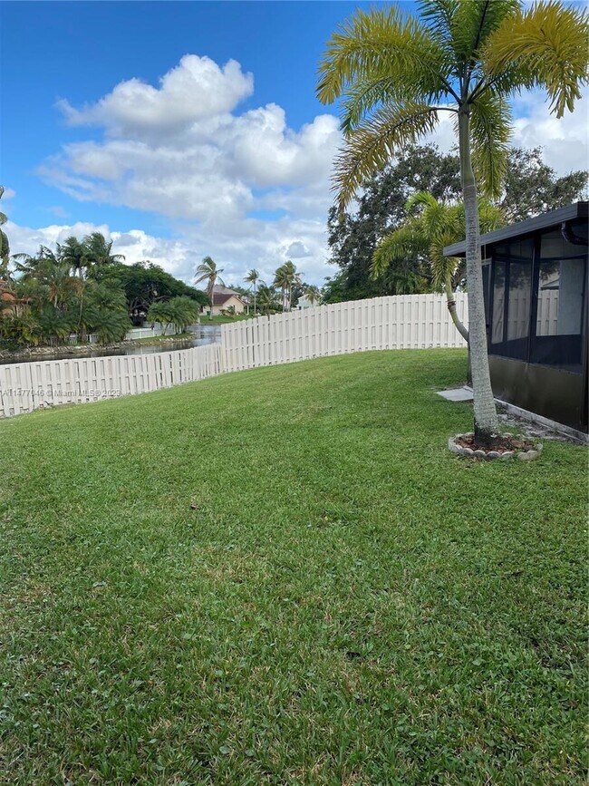 Foto del edificio - 1051 Meadowwood Terrace