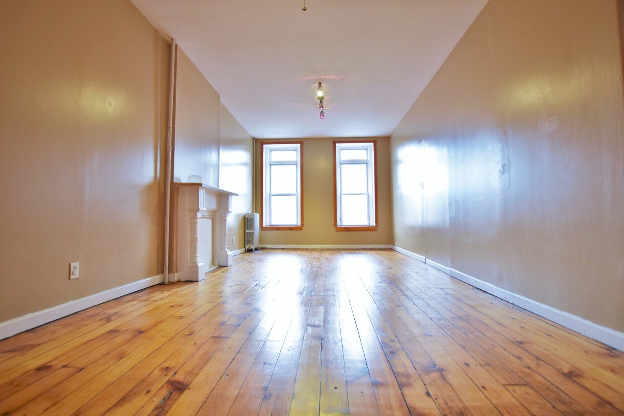Primary Photo - 484 Monroe St