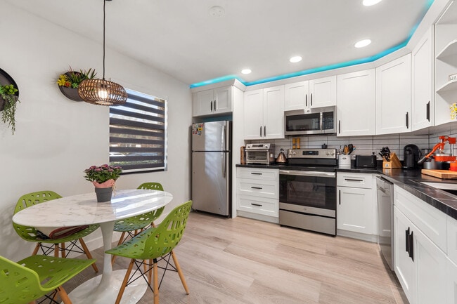 Building Photo - 908 Lakeview Cir