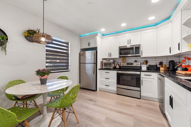 Foto del edificio - 908 Lakeview Cir