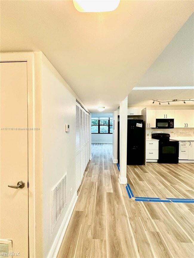 Building Photo - 3 br, 2 bath House - 20401 NE 30th Ave # 2...