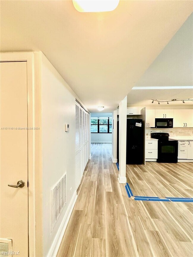 Foto del edificio - 3 br, 2 bath House - 20401 NE 30th Ave # 2...