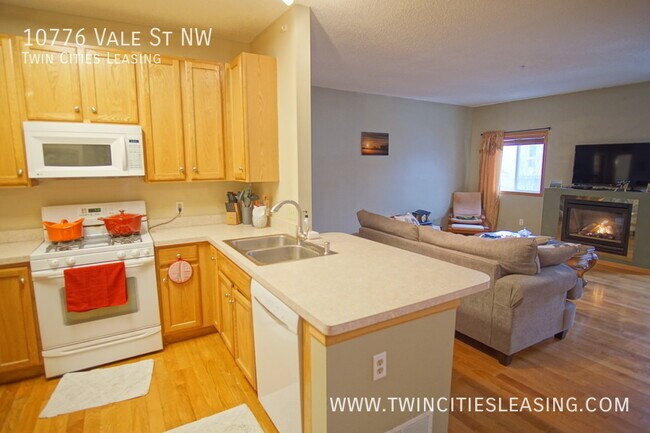Building Photo - Open Layout TH w/ Top Level Bedrooms
