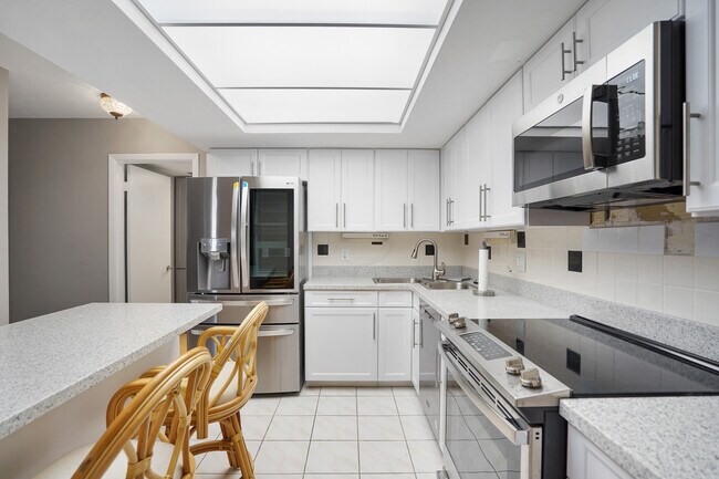 Building Photo - 5220 Brittany Dr S
