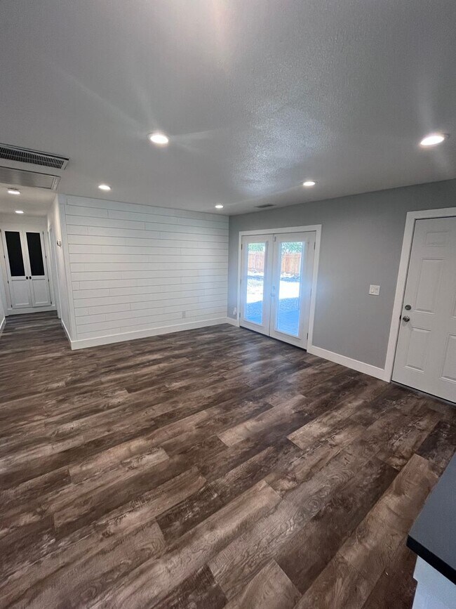 Building Photo - BEAUTIFUL 3 BEDROOM HOME IN ELVERTA!!