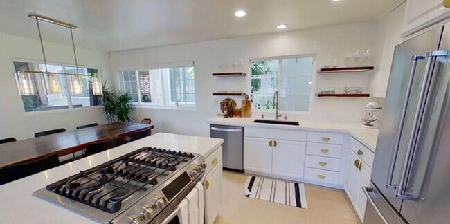 Building Photo - Beautiful 2-Bedroom, 2.5-Bath Townhome Just South of PCH