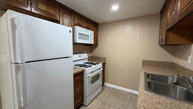 Building Photo - Two Bedroom One Bathroom Apartment in San Bernardino!