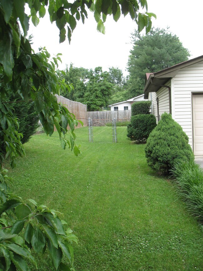 Foto del edificio - 8609 Peppertree Ln