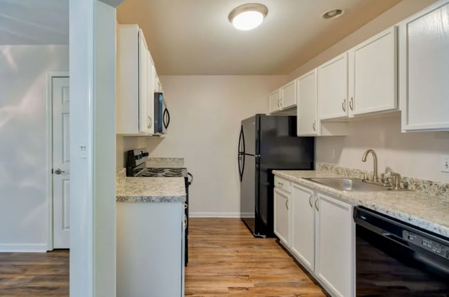 Building Photo - Leisure Living Lakeside
