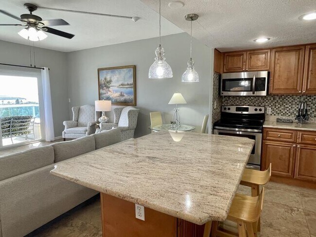 Building Photo - 880 Mandalay Ave