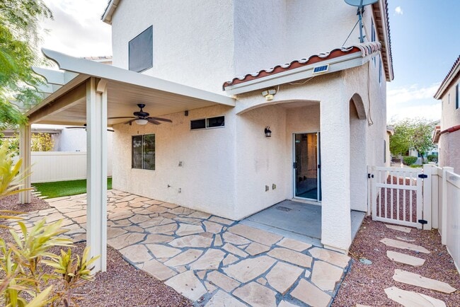 Foto del edificio - Spacious 3-Bedroom Home Featuring Downstai...