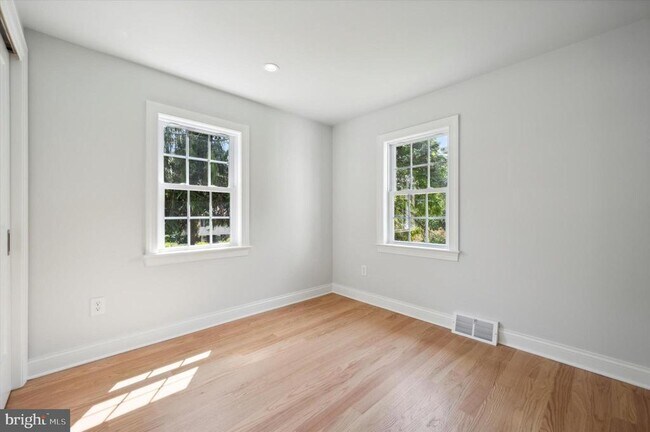 Building Photo - 404 4th Ave