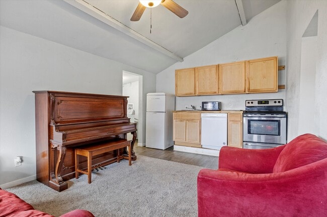 Building Photo - 250 Garfield St