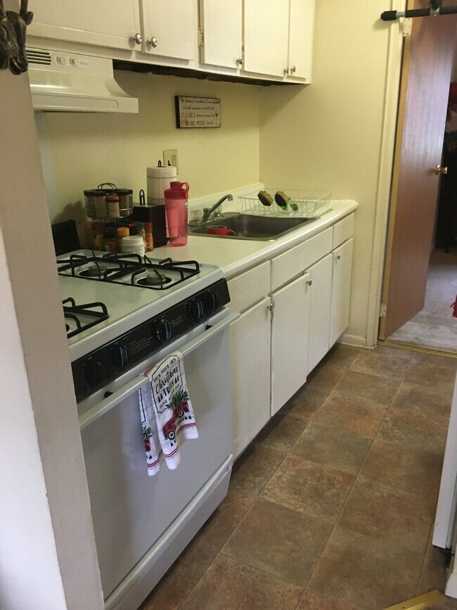 Kitchen - 909 W Aaron Dr