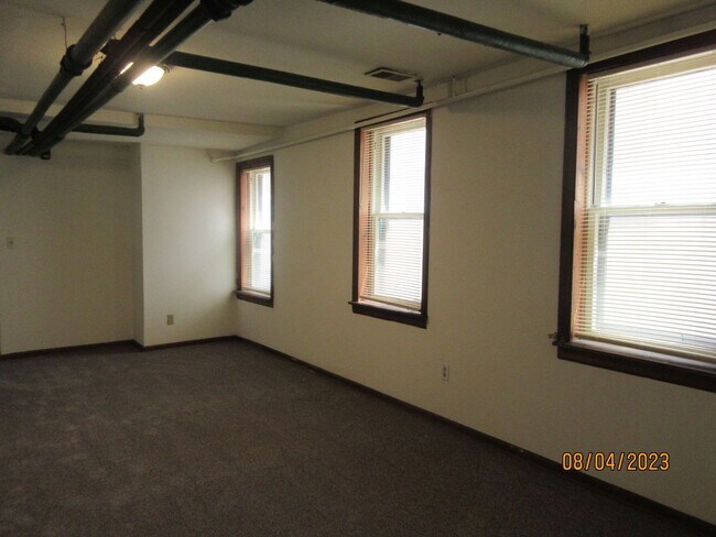 Building Photo - 819 E Center St