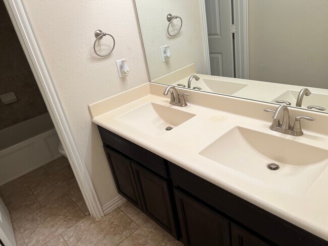 Foto del edificio - 313 Briar Park Dr