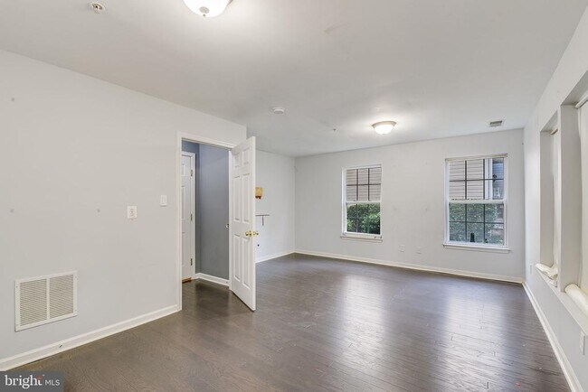 Building Photo - 7742 Valley Oak Dr