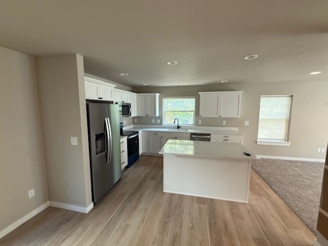 Foto del edificio - Beautiful brand new home in downtown Rosly...