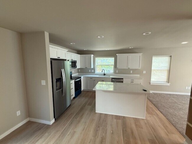 Building Photo - New home ready for you!  Spacious, bright, all appl. detached garage!