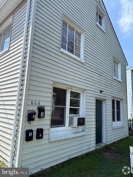 Building Photo - 606 Stuart St