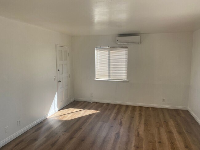 Foto del edificio - 1025-1027 E Deodar St