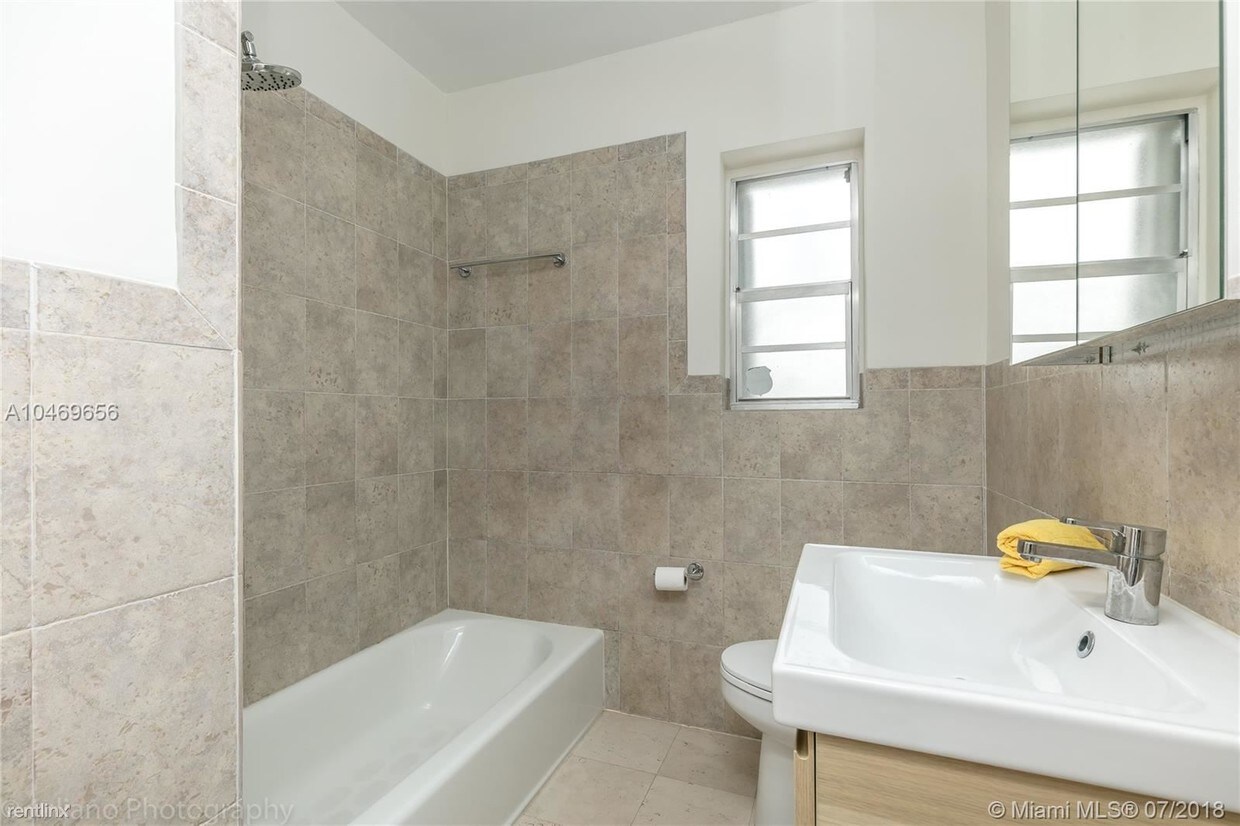 Foto del edificio - 1 br, 1 bath  - 8401 Crespi Blvd