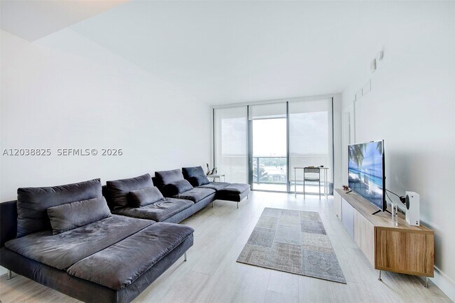 Foto del edificio - 121 NE 34th St