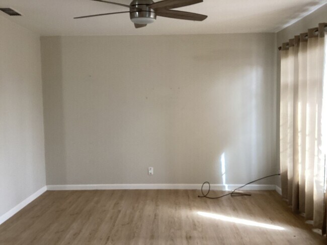 Foto del edificio - Centrally located 2bd/1bath Huge Back yard