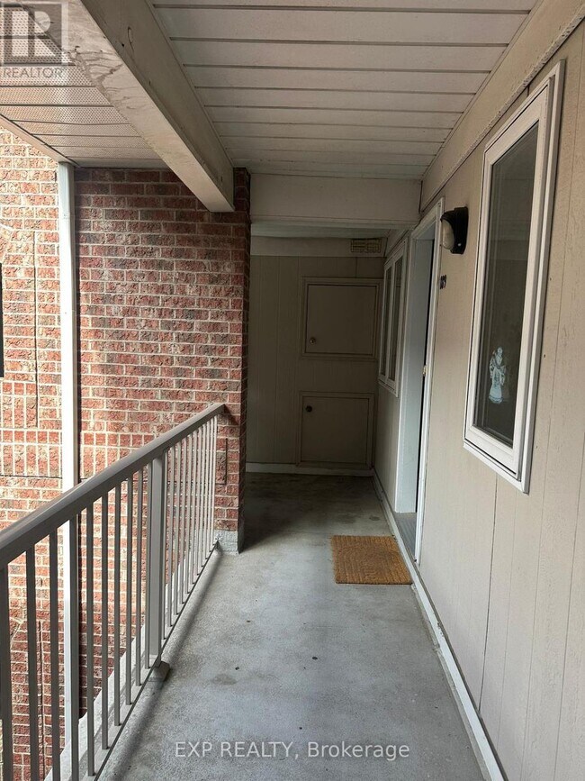Photo du bâtiment - 75-175 Bristol Rd E