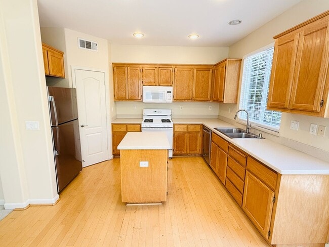 Building Photo - Beautiful 3 Bed 2.5 Bath Santa Clara Townh...